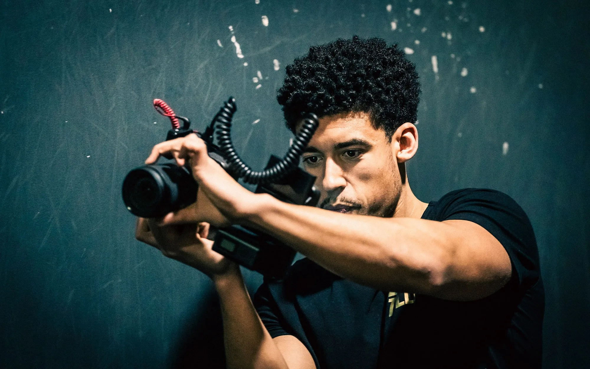 Malik Placidus filmt met een professionele camera op locatie